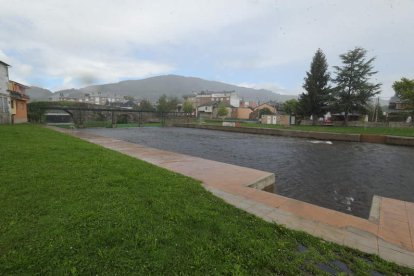 Instalaciones de la playa fluvial de Vega de Espinareda. L. DE LA MATA