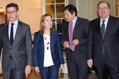 Feijóo, Ana Pastor, Javier Fernández y Juan Vicente Herrera, antes del debate de Nueva Economía Fórum. RAQUEL P. VIECO