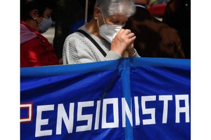 Una mujer en una manifestación de pensionistas. ELOY ALONSO