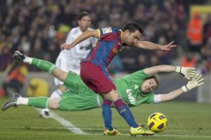 Xavi trata de superar a Casillas en el partido de Liga entre el Barcelona y el Real Madrid.