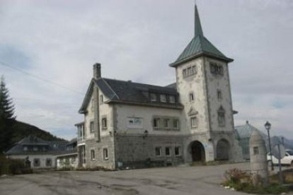 El edificio que albergó el parador de Pajares podría volver a animar el turismo en la zona.