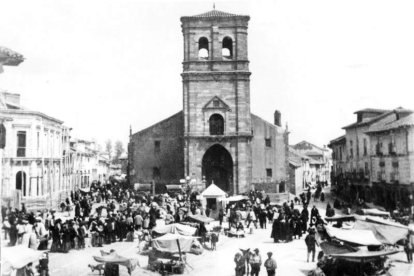 Mercado en la Plaza Mayor en 1905.