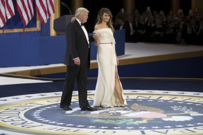 Melania Trump, junto a Donald Trump, en el baile en homenaje a las Fuerzas Armadas.