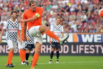 Dirk Nowitzki tira el penalti durante el partido benéfico. El balón acabó en el quinto pino.