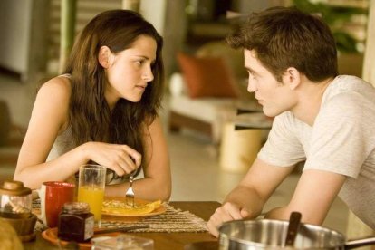 La pareja formada por Kristen Stewart y Robert Pattinson inicia en este filme una nueva etapa como padres de una niña.