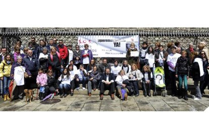 Foto de familia de los asistentes a la manifestación, cerca de un centenar en total.