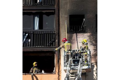 Los bomberos, trabajando en la extinción total del fuego. QUIQUE GARCÍA