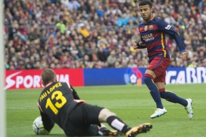 Rafinha supera a Pau y marca el cuarto gol azulgrana en el derbi de la penúltima jornada ante el Espanyol.