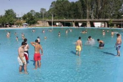 Los veraneantes disfrutan de la playa de Toral.