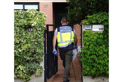 Un policía de la Científica llega a la vivienda. NACHO GALLEGO