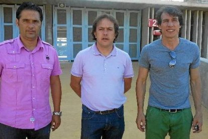 Andrés Fernández, en el centro, junto al que fuera director deportivo de la Cultural, Óscar Díez, a la izquierda. DL