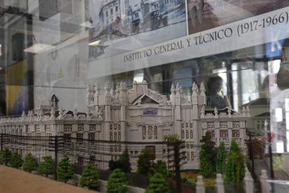 La maqueta se exhibe en el vestíbulo del instituto. FERNANDO OTERO