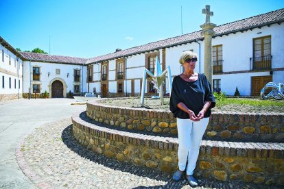 La directora de la fundación con las obras expuestas en el patio casero.