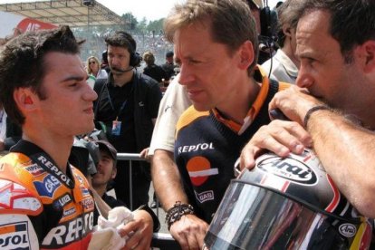 Foto histórica (2007): Dani Pedrosa, junto al técnico Mike Leitner, con quien se reencontrará ahora en KLM, y su descubridor Alberto Puig.