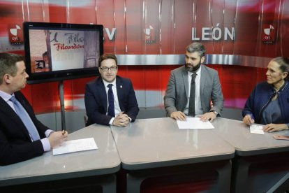 Germán Gavela, Roberto Núñez, Manuel Ángel Fernández y Susana Vergara Pedreira, durante el encuentro televisivo.