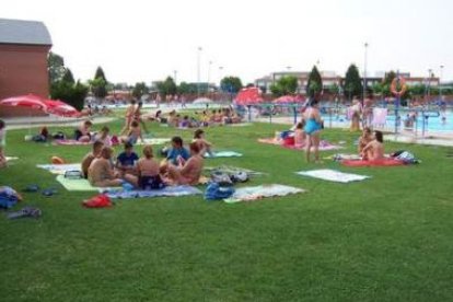 Bañistas disfrutan de una calurosa tarde de agosto en las piscinas de Trobajo.