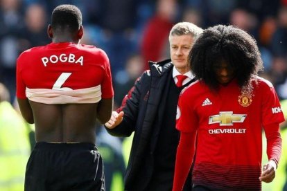 Paul Pogba y Tahith Chong, alicaídos junto a Solskjaer tras quedarse sin opciones de jugar la Champions.