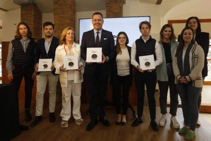 José María Viejo, en el centro de la imagen, presentó la memoria de la Fundación Obra Social de Castilla y León. FERNANDO OTERO