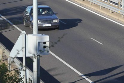 Uno de los radares fijos de los que dispone la provincia en sus carreteras .