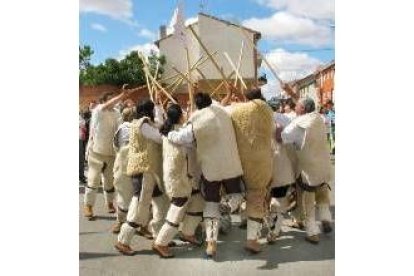 Los pastores bailaron al salir de la misa de la Virgen del Rosario