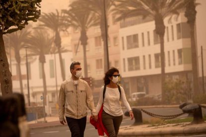 Una pareja pasea en Puerto del Rosario, Fuerteventura. CARLOS DE SAÁ