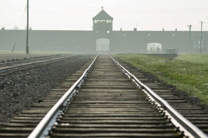 La vía de tren que conduce al campo nazi de Auschwitz.