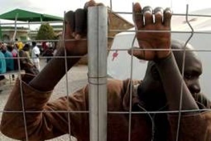 Un inmigrante subsahariano recogido en el Centro de Estancia Temporal de Inmigrantes de Melilla