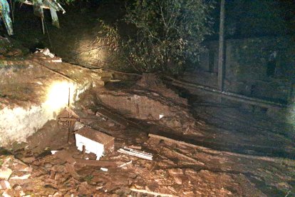 El corrimiento de tierra en Oencia se ha llevado por delante seis casas. ICAL