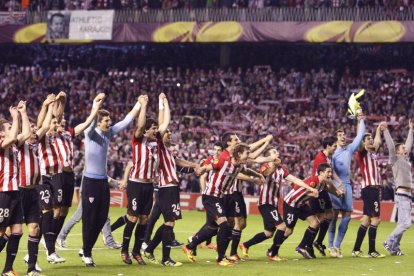 Los jugadores del Athletic celebran con Bielsa como protagonista su clasificación.