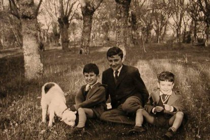 Leopoldo María, Juan Luis y Michi Panero en la finca de Castrillo de las Piedras. ARCHIVO