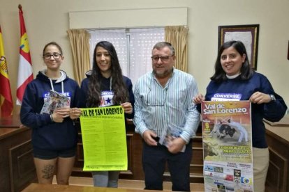 Los organizadores de los festejos, ayer en el Ayuntamiento. C.F.