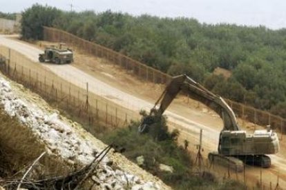 Una máquina del Ejército israelí tala árboles en un punto de la frontera con el Líbano.