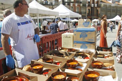 La plaza Mayor de La Bañeza volverá a ser este domingo el escenario de lujo que acoja la Alubiada, una cita donde se esperan repartir 6.000 raciones. F. OTERO PERANDONES