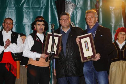 Julio Cayón recibió anoche el homenaje del barrio.