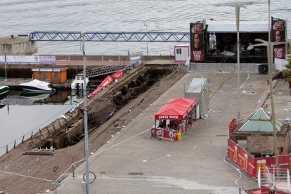 La pasarela que se desplomó durante el concierto y acabó sumergida en el mar con cientos de personas encima. SALVADOR SAS