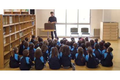 Los niños de Infantil visitaron la biblioteca municipal. DL