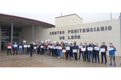 Protesta, esta mañana, de los funcionarios de prisiones en la cárcel de Villahierro. DL