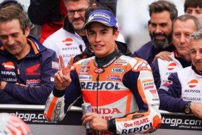 Marc Márquez (Honda) celebra con su equipo, en Australia, su pole nº 72.