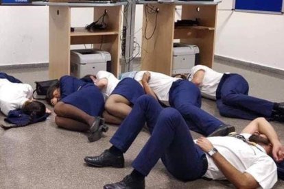Performance de los tripulantes de Ryanair obligados a esperar en la sala de personal de Ryanair y sin hotel asignado.