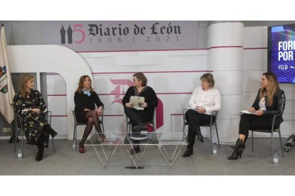 Noelia Rodríguez de Celis, Rosa Díaz Moles, María Jesús Muñiz, Luisa Amoedo Otero e Iris Fernández Barro, ayer, durante la sexta jornada del Foro Empresarial por la Recuperación que organizan Diario de León, la Fele y Caja Rural en el Club de Prensa. RAMIRO