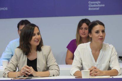 Ione Belarra e Irene Montero, ayer durante el Consejo Ciudadano de Podemos. FERNANDO ALVARADO