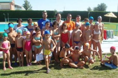 Los niños participantes en los cursos de natación y tenis en la localidad de Villaobispo.