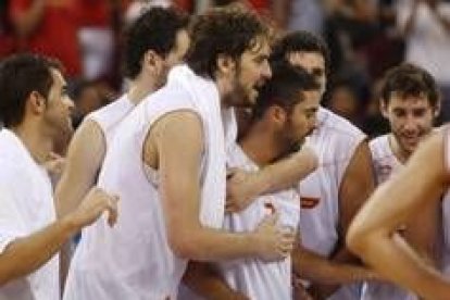 Pau Gasol abraza a Juan Carlos Navarro tras el partido de cuartos