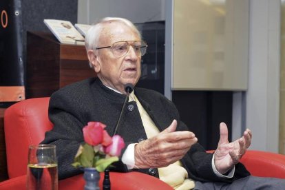 El compositor Cristóbal Halffter posa durante la presentación de su libro "Una vida para la música" , el pasado mes de febrero