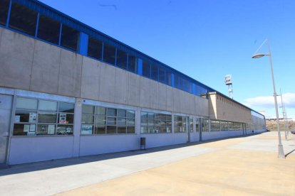 Los bajos del estadio de fútbol de El Toralín albergan las sedes de 21 de las 28 asociaciones subvencionadas por el Ayuntamiento.