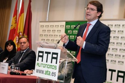 Alfonso Fernández Mañueco con los autónomos de ATA. NACHO GALLEGO