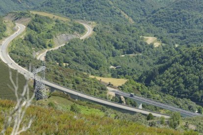 El viaducto de Ruitelán, reabierto al tráfico en sentido a Madrid, en una imagen de ayer. L. DE LA MATA