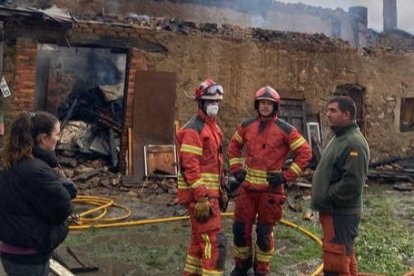 Los bomberos en el incendio en Puente Almuhey. DL