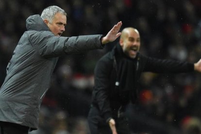 Mourinho y Guardiola dan instrucciones en el derbi.