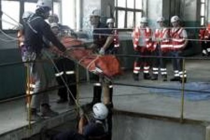 Los bomberos realizaron ayer un simulacro de rescate en el antiguo edificio de Compostilla